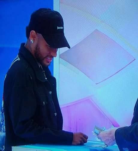 Tricouvinte's tweet photo. Neymar recebendo 280 reais do Silvio Santos
Grande momento da TV brasileira 😂🤣 https://t.co/D3JYg8S2Oe