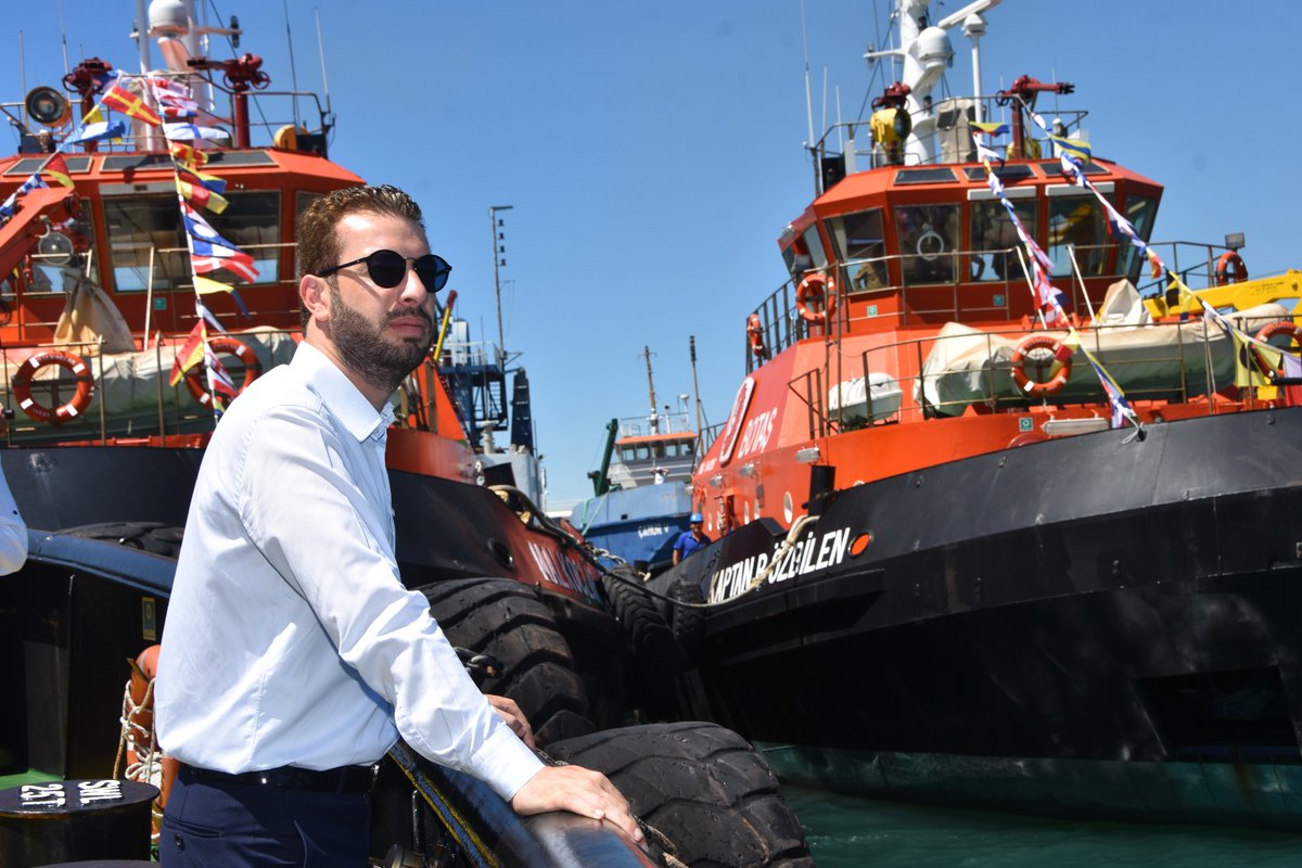 Memleket isterim;
Gök mavi, dal yeşil, tarla sarı olsun,
Kuşların çiçeklerin diyarı olsun. 

Memleket isterim; 
Ne başta dert, ne gönülde hasret olsun;
Kardeş kavgasına bir nihayet olsun.

Cahit Sıtkı Tarancı 

Günaydın, iyi haftalar güzel Ceyhan'ımın güzel insanları❤