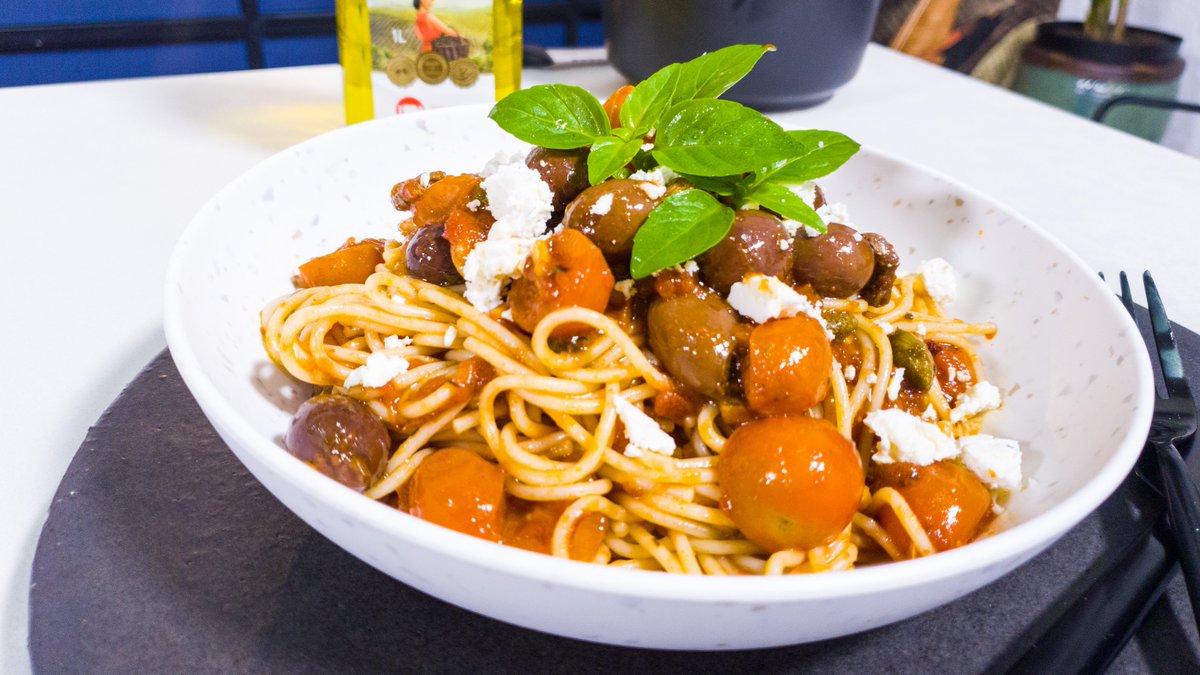 Meat free Monday meals don’t need to be bland! This easy @CloverWayBetter <a href="/Olive_Pride/">Olive Pride</a> Italian Pasta Puttanesca sauce is packed with flavour and made with just a few pantry staples. bit.ly/2LBnNVf #ExpressoShow