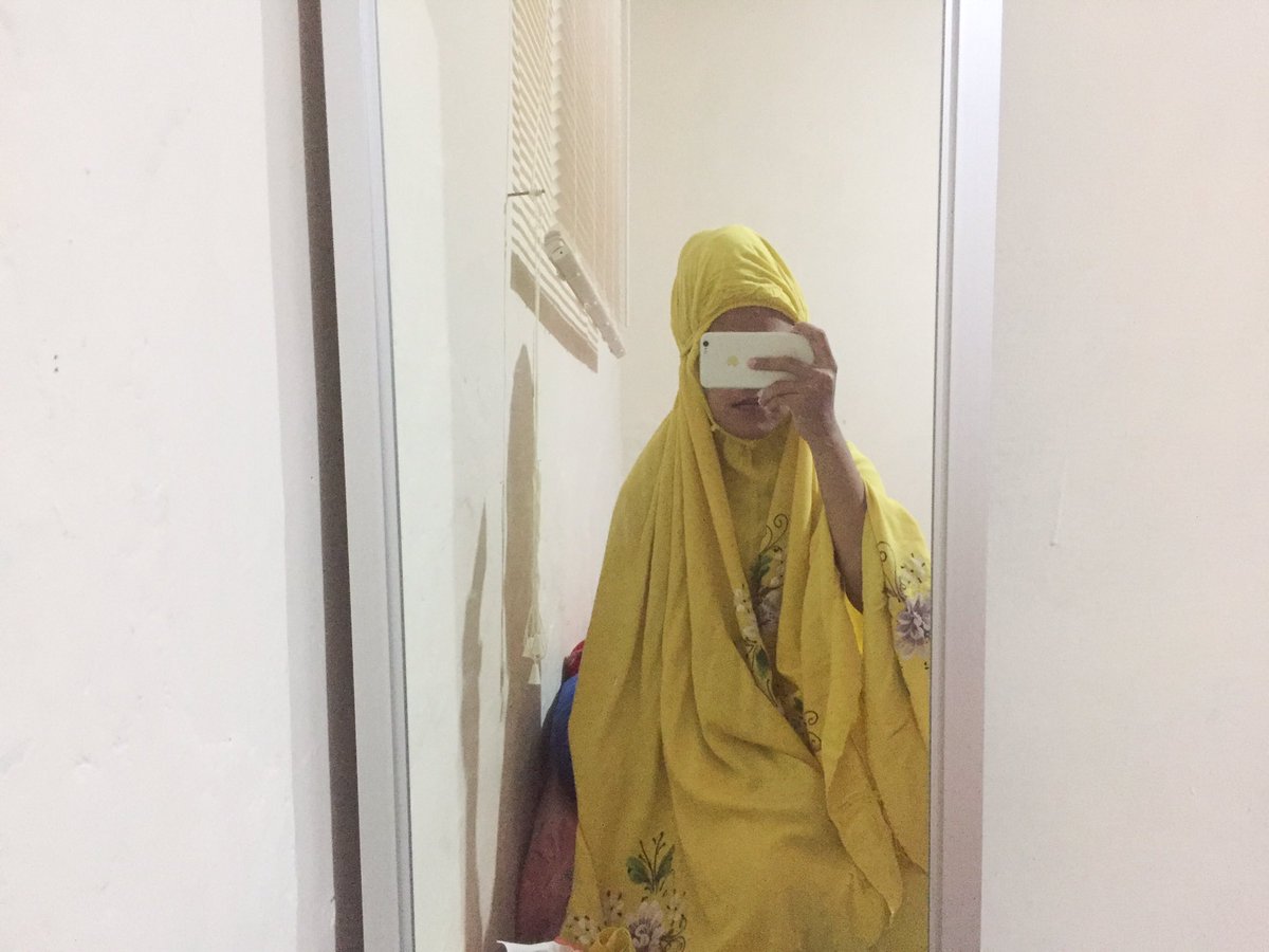 catsedih's tweet photo. kalian yang cewe-cewe, kalau habis keramas terus mau lanjut sholat dan rambutnya masih basah, suka handukin rambutnya biar mukenanya ngga basah gini juga ngga 😔

kalau bangun sujud agak berat wkakaka 😔 https://t.co/dxZYFYiU2U