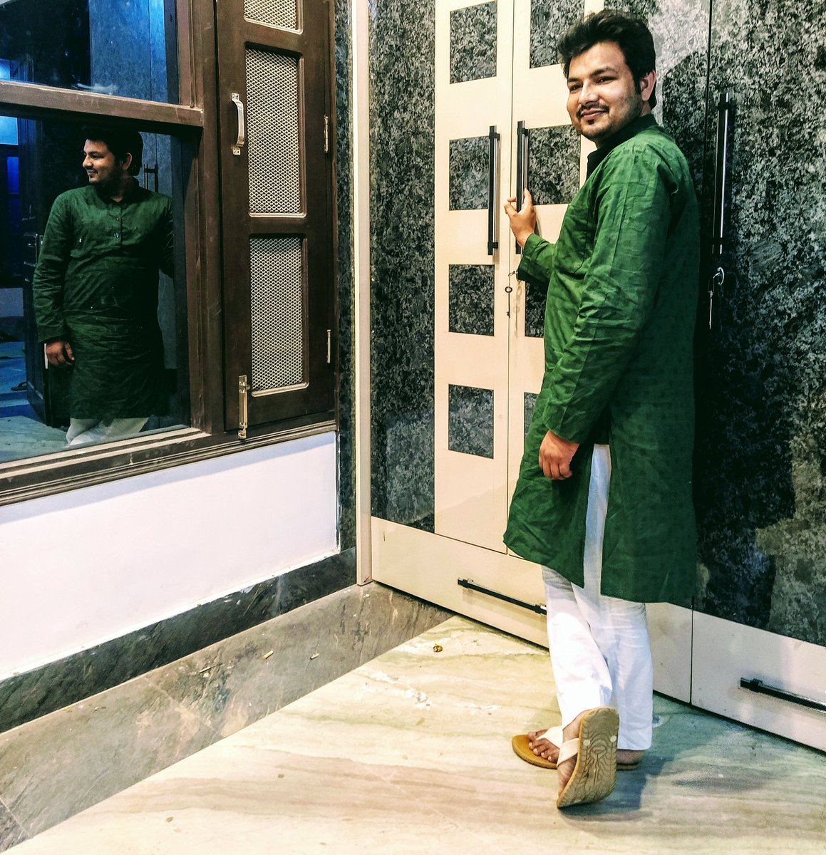 ShayarAbuzar's tweet photo. मेरा गम कौन देख सकता है
मेरी आदत है मुसकुराने कि।
~~
#AbuzarNaved https://t.co/absH8pwsRD
