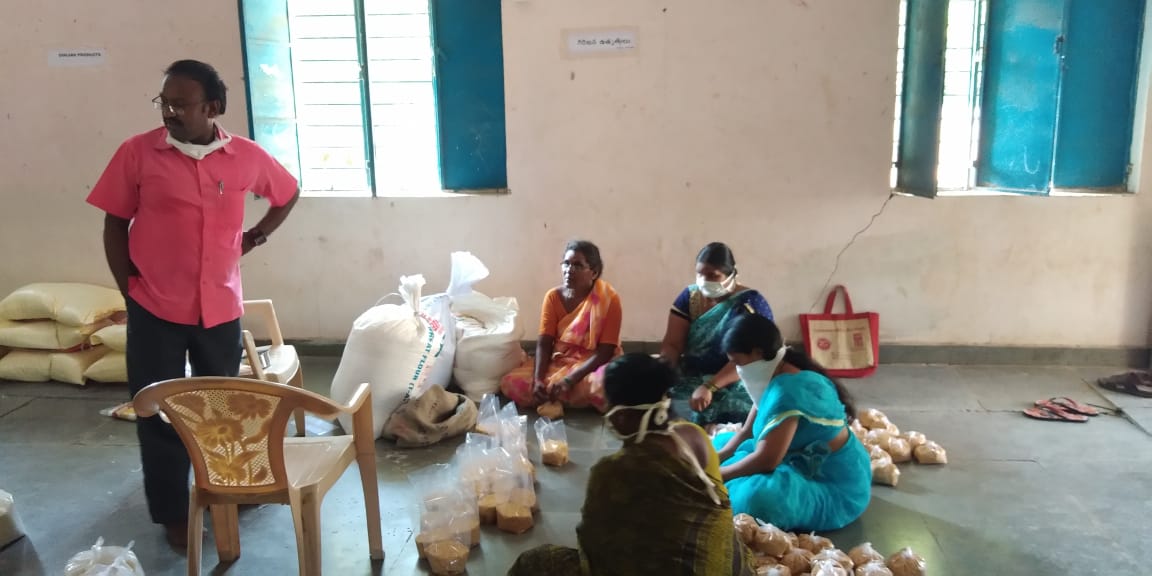 apmepma's tweet photo. | Kindness is the superpower amidst crisis |
In a bid to aid workers amidst crisis and #lockdownap, authorities disbursed essential commodities to the Security gaurds and sanitary workers rendering service at Collectorate and MEPMA DPMU office of Kadapa.
#apfightscorona #Daynulm https://t.co/ec3NW0rZNN