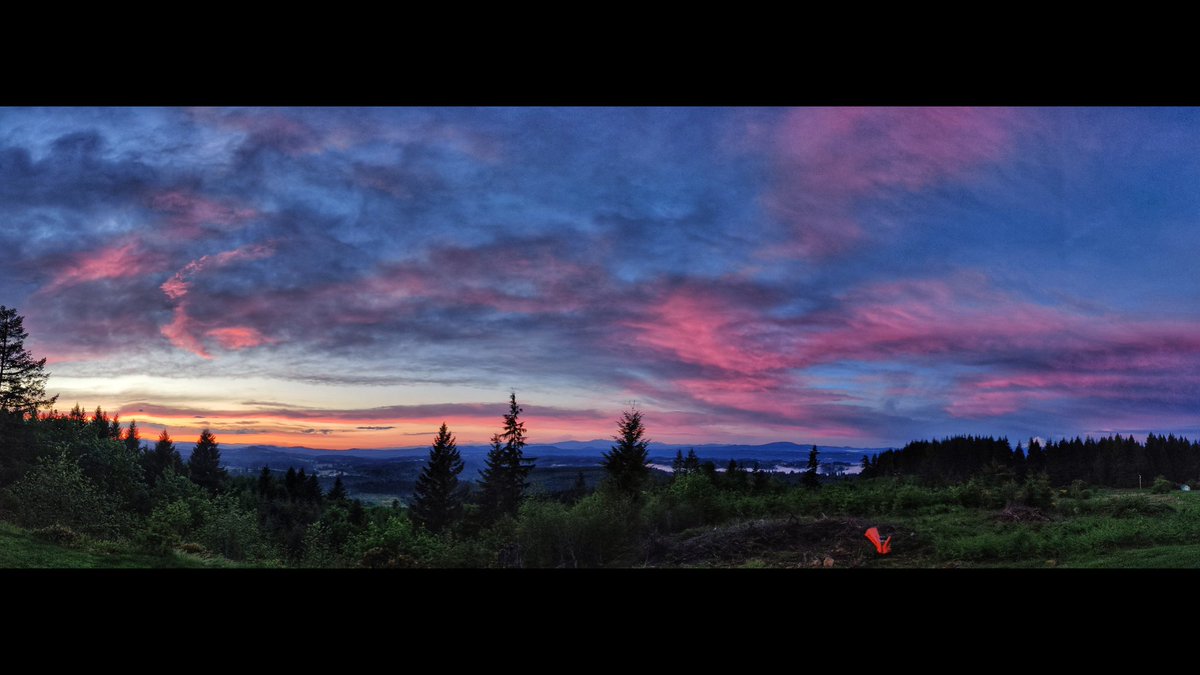 sed's tweet photo. Sunset. Seen on the Seventeenth of May. #landscape #cloudscape #sunset #sundown #cascademountains #mthood #mtadams #mtsthelens #beavercreekoregon #epicset #rainbow #staythefuckhome #flattenthecurve https://t.co/Ybv1iJoAyF