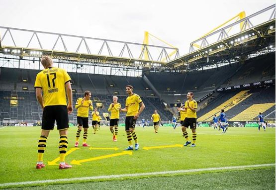 FreedmanSal's tweet photo. Foooootball is back! But how enjoyable is watching football without fans? @VitorSobral82 and I discuss the return of the @Bundesliga_EN in #NixLevel ep4. Social distancing style celebrations, the importance of crowd noise, the bizarre protocols and more. https://t.co/a9geQtvq2f https://t.co/9VOUi9mkul