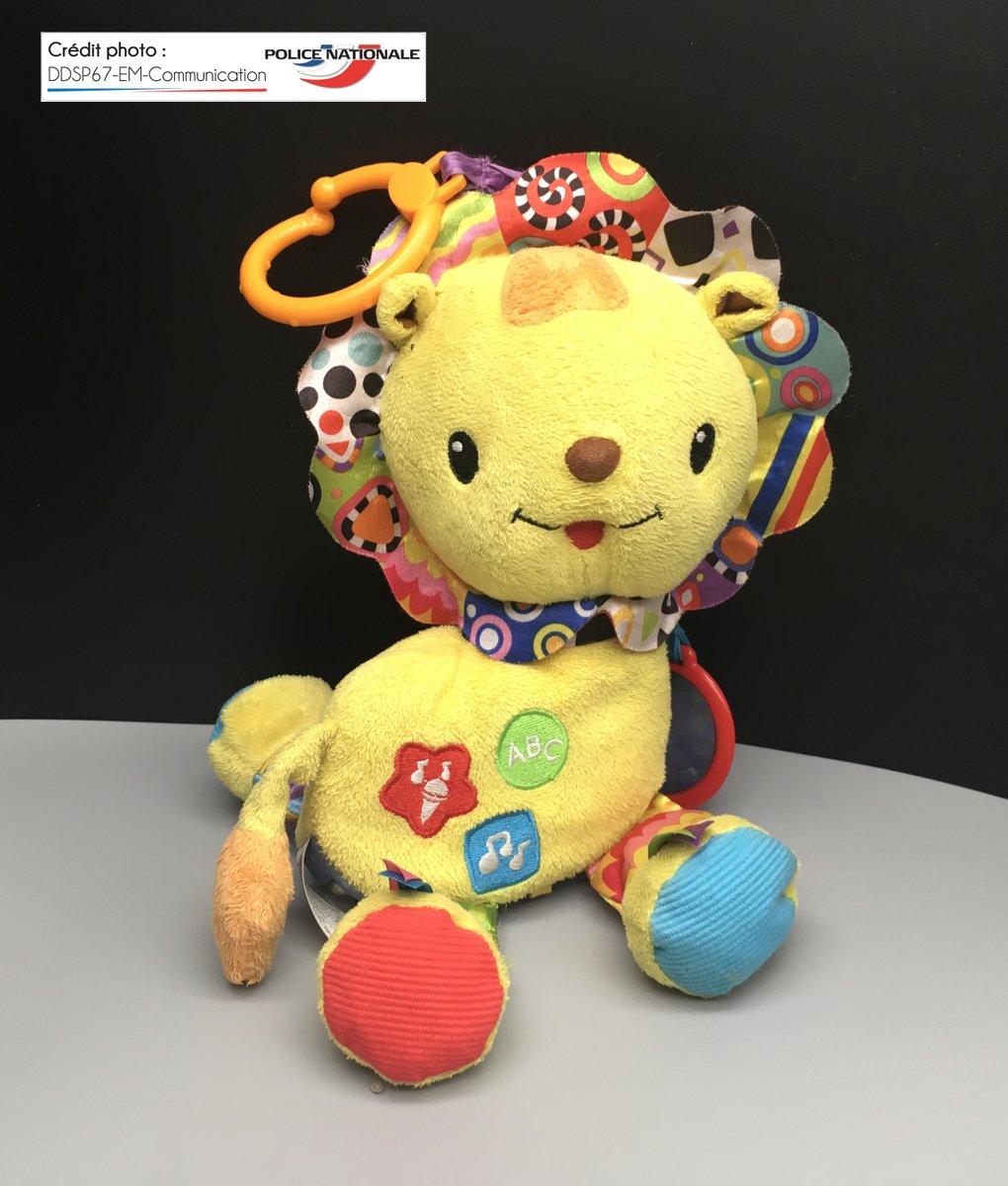 PoliceNat67's tweet photo. [Avis de recherche]
Bonjour.
Je suis un lion en peluche. Je chante, je compte et je raconte des histoires. J'ai été retrouvé le 18/5 sur le trottoir longeant l'hôtel de Police de @strasbourg. 
Je suis à disposition de mon propriétaire au bureau de la comm du commissariat. https://t.co/1TrAFYKeWr