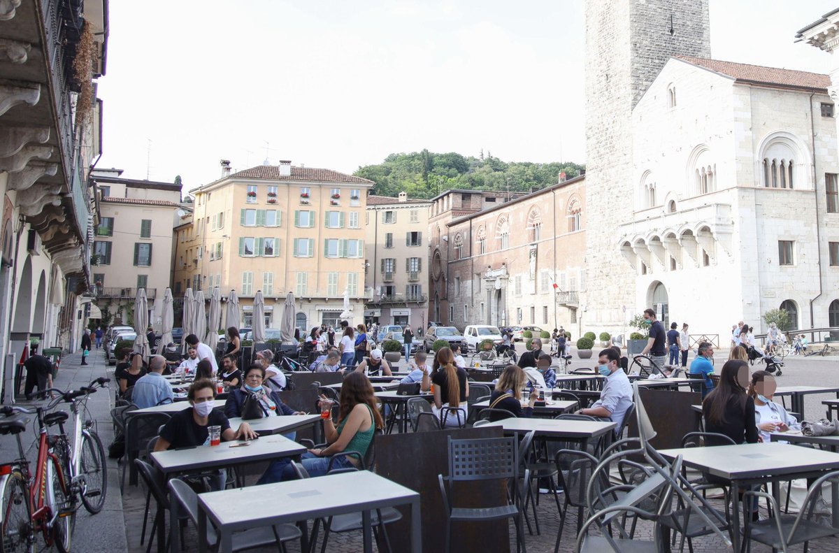 radio5_rne's tweet photo. 🇮🇹 Italia abre todo menos gimnasios, cines y teatros y permite moverse libremente dentro de una región

▪️ El país acelera la desescalada para intentar salvar al sector turístico, un 13% de su riqueza nacional

@SagrarioApodaca, corresponsal en Roma

🔗https://t.co/fheIeRwhz9 https://t.co/6eR2nxDiwC