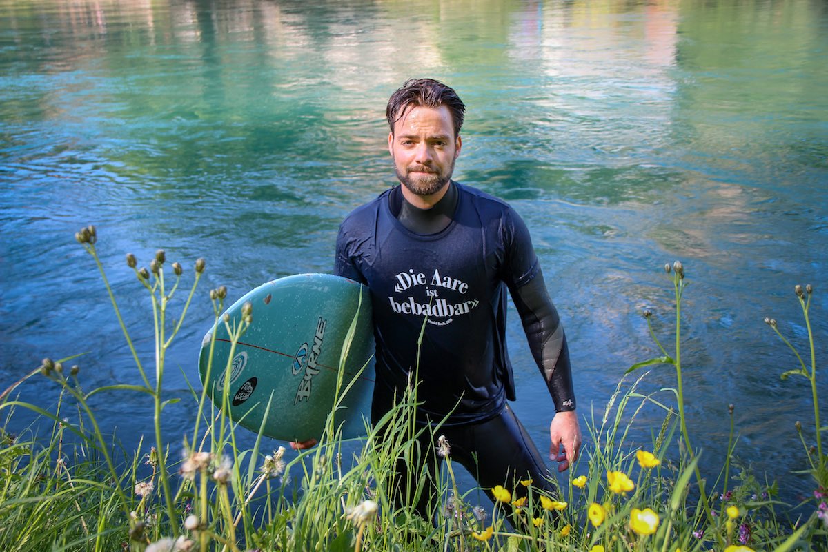 Mark_Balsiger's tweet photo. Was #DanielKoch vom BAG im April ankündigte, trifft zu: Die Aare ist #bebadbar. Die T-Shirts dazu sind von heute an im Laden. Der Gewinn dieses Projekts geht an den «Sleeper», die Gassenküche &amp; Notschlafstelle in Bern. Check: https://t.co/JLwMQeJqWs #AareSTATTcorona @bebadbar1 https://t.co/k6jnSTIUQH