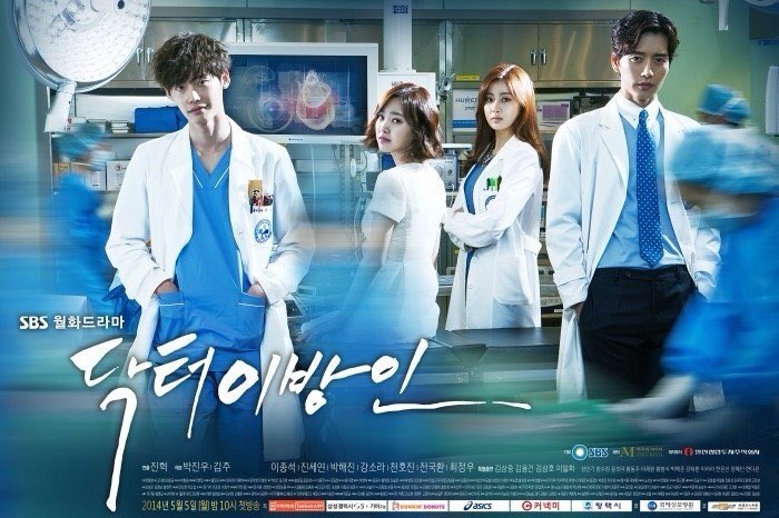 —𝘿𝙊𝘾𝙏𝙊𝙍 𝙎𝙏𝙍𝘼𝙉𝙂𝙀𝙍As a child, Park Hoon (Lee Jong-suk) and his father were tricked and sent to North Korea. He became a genius cardiothoracic surgeon after attending medical school in North Korea. There, he fell deeply in love with Song Jae-hee (Jin Se-yeon).