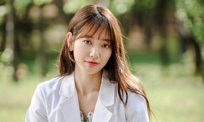 —𝘿𝙊𝘾𝙏𝙊𝙍𝙎 / 𝘿𝙊𝘾𝙏𝙊𝙍 𝘾𝙍𝙐𝙎𝙃When Hye-Jung was young, her life was difficult. She was good at fighting, but also studied well. Overcoming her tough situation, she is now a doctor.
