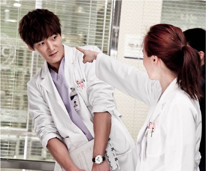 —𝙀𝙈𝙀𝙍𝙂𝙀𝙉𝘾𝙔 𝘾𝙊𝙐𝙋𝙇𝙀This drama tells a story of a divorced couple Oh Chang Min (Choi Jin Hyuk) and Oh Jin Hee (Song Ji Hyo) who met again as an intern in a hospital emergency room.