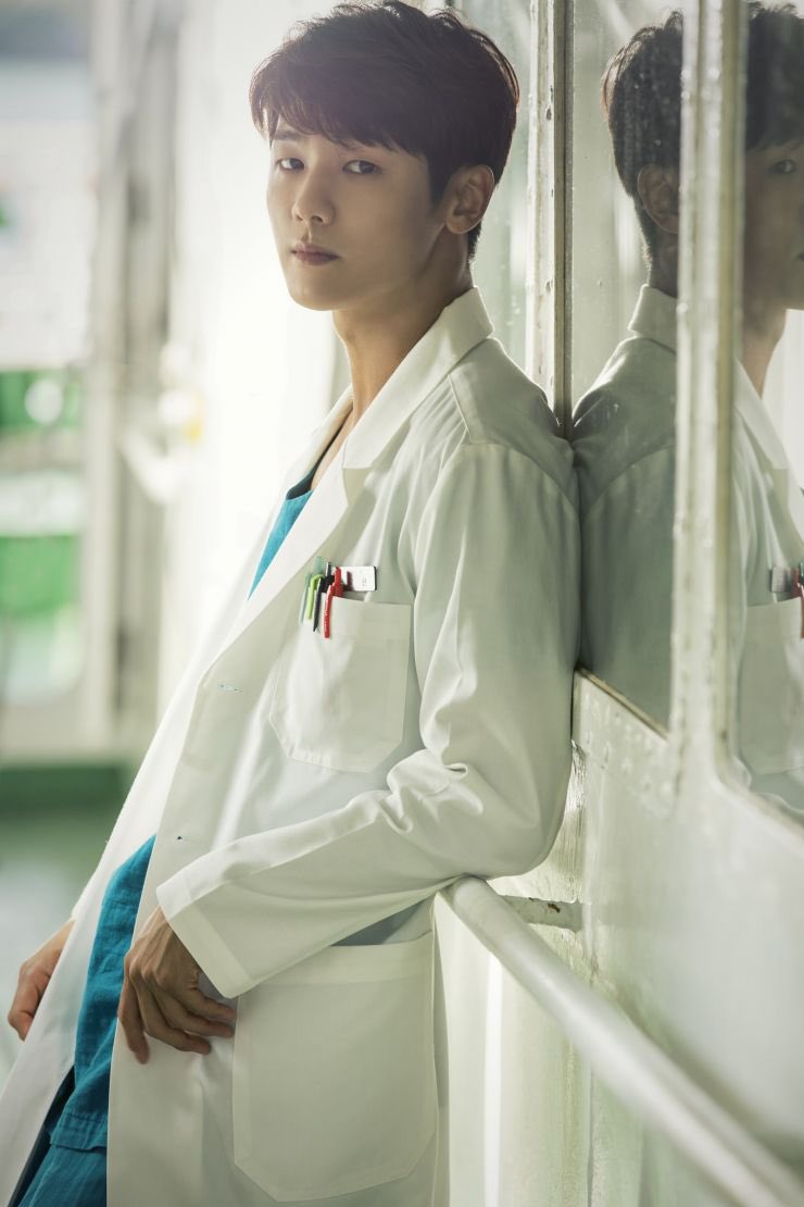 —𝙃𝙊𝙎𝙋𝙄𝙏𝘼𝙇 𝙎𝙃𝙄𝙋Drama series depicts the story of young doctors who provide medical service to island residents via a hospital ship.