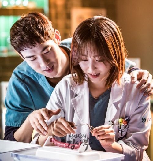 —𝘿𝙍. 𝙍𝙊𝙈𝘼𝙉𝙏𝙄𝘾Boo Yong Joo, a once famous surgeon who suddenly gives it all up one day to live in seclusion. He now goes by Teacher Kim and refers to himself as the “Romantic Doctor.” Dong Joo and Seo Jung meet the mysterious Teacher Kim, changing their lives forever.