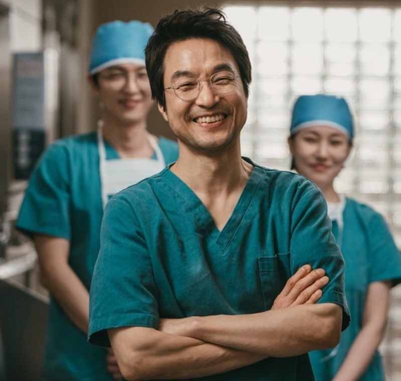 —𝘿𝙍. 𝙍𝙊𝙈𝘼𝙉𝙏𝙄𝘾 2Cha Eun-Jae and Seo Woo-Jin meet the unusual doctor Teacher Kim. They grow as humans and doctors with their experience with Teacher Kim.