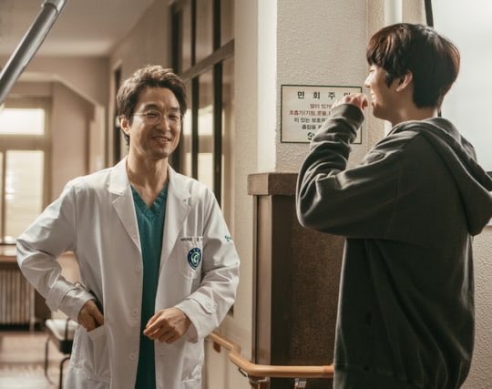 —𝘿𝙍. 𝙍𝙊𝙈𝘼𝙉𝙏𝙄𝘾 2Cha Eun-Jae and Seo Woo-Jin meet the unusual doctor Teacher Kim. They grow as humans and doctors with their experience with Teacher Kim.
