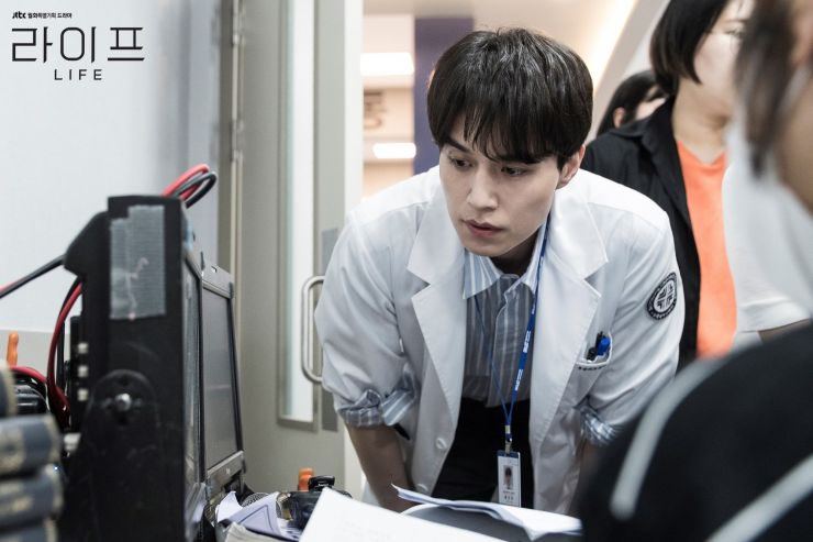 —𝙇𝙄𝙁𝙀At South Korea's premier university hospital, ideals and interests collide between a patient-focused emergency physician and the hospital's new director.