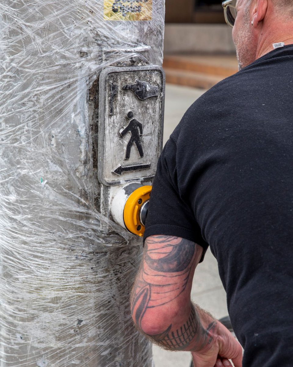 Do you use a shirt sleeve? The back of your hand? The old elbow, perhaps?

We saw a lot of people getting creative this week when activating crosswalks. 📷 : CBC's @Ben_Nelms.