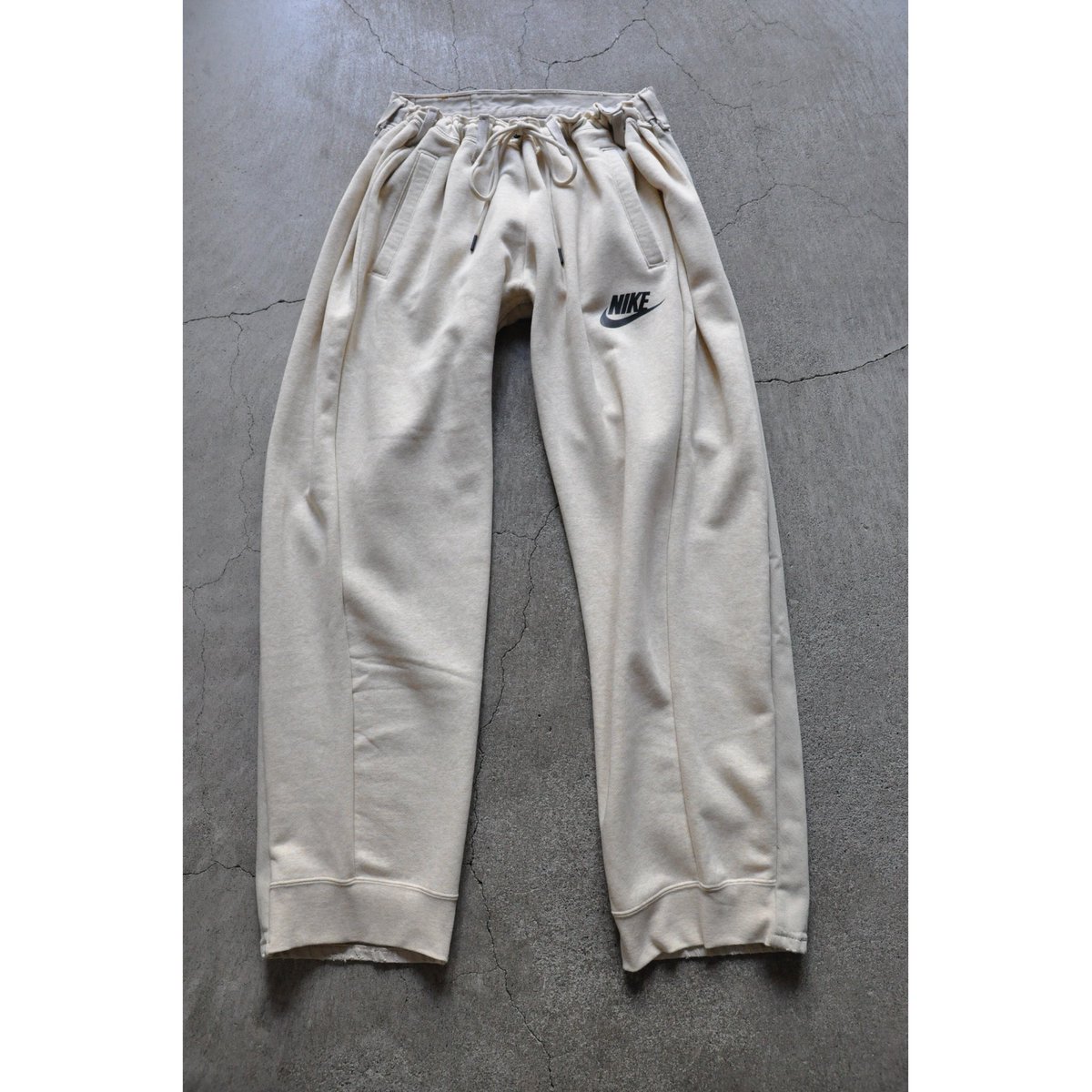 Lift_ecru's tweet photo. BLESS | Over jogging jeans
NIKE×Levi's

"JUST DO IT"

#bless #blessparis #blessberlin #overjoggingjeans 
#nike #levis #justdoit #sweatpants #jeans #liftecru #artisan #artisanal #fashion #paris #berlin #tokyo #daikanyama #東京 #代官山 https://t.co/TGNbGgcaPx