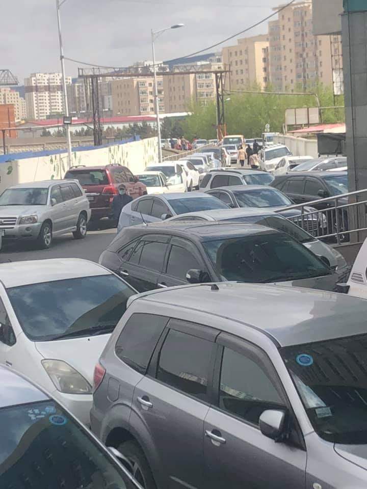 Loroo99's tweet photo. Энэ Баянголчууд арай ядруу юу хэдэн жил л гурил будаагаар саналаа худалдлаа. С.Эрдэнэ нь сурцан аль хэдийн тараагаад эхэлжичээ хөөрхий #viaface https://t.co/OOHeWsIAnE