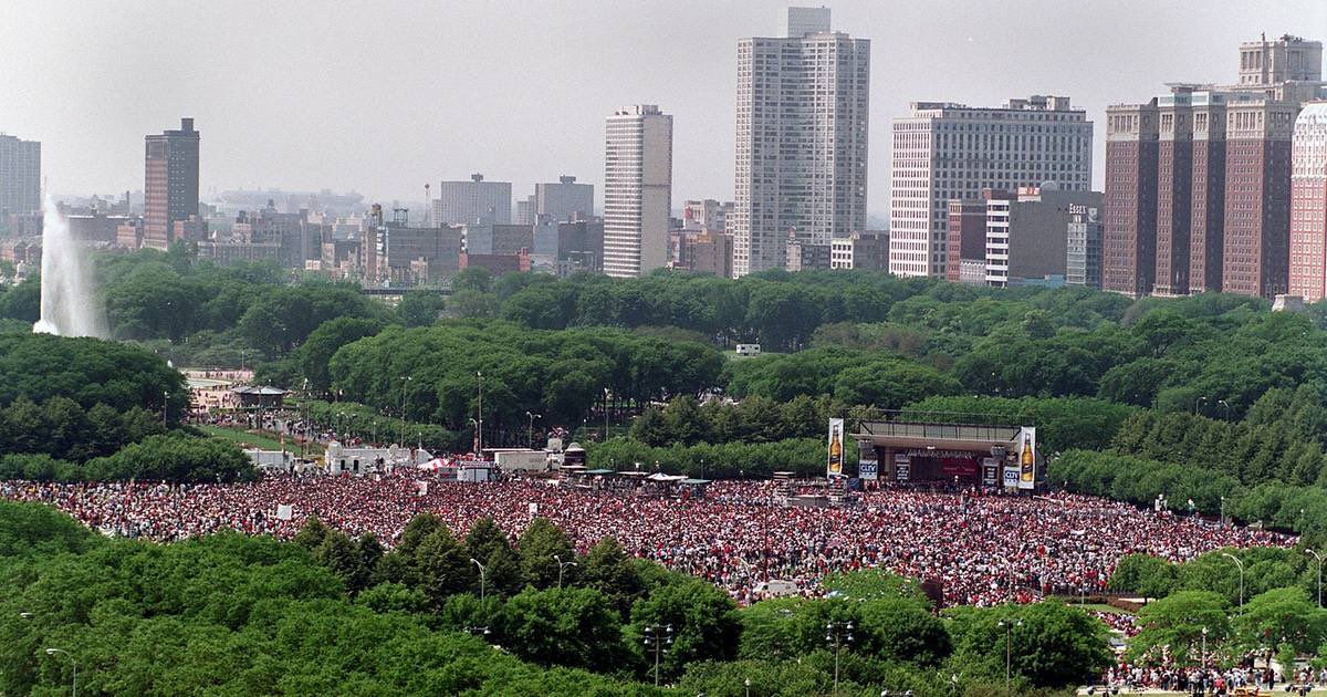 KevinLiao_'s tweet photo. Grant Park, Bulls championship parade 1998. 

Grant Park, election night 2008. https://t.co/Tm9LJtVcpe