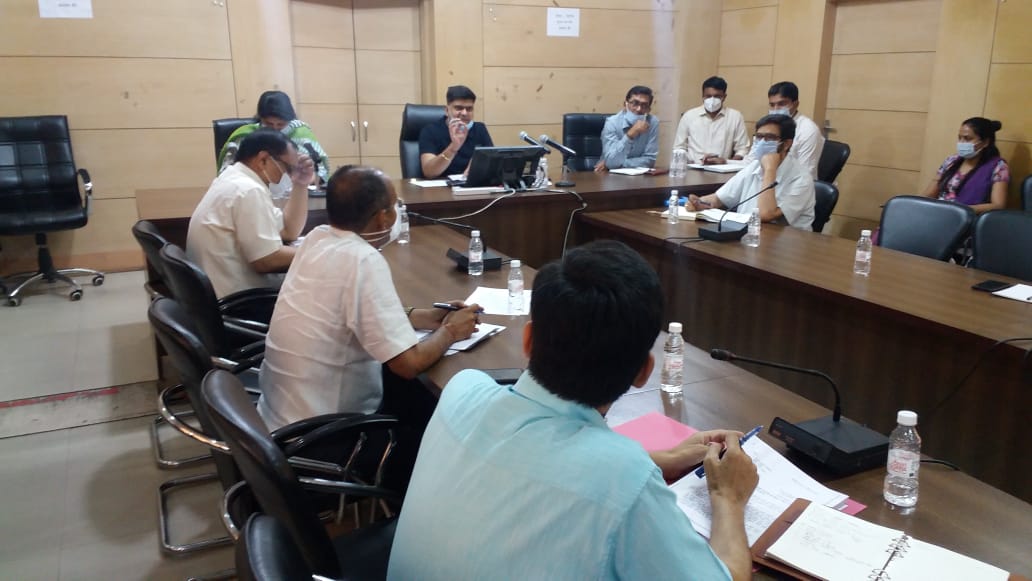 DmMeerut's tweet photo. जिलाधिकारी मेरठ द्वारा जिला व ब्लाक स्तरीय अधिकारियों  के साथ बैठक कर निगरानी समितियों को सक्रिय करने तथा निराश्रित गोवंश के लिए बनाए गए निराश्रित गोवंश आश्रय स्थलों की देखरेख करने के संबंध में बैठक की गई।  
#YogiAdityanath #CMOfficeUP  #AwasthiAwanishK #ChiefSecyUP #cdomeerut https://t.co/n5ywbBCMAN