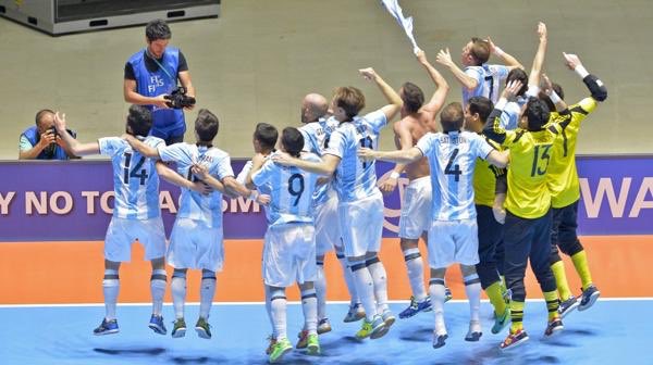 MarcosDavila27's tweet photo. ¡ARGENTINA🇦🇷 CAMPEÓN DEL MUNDO! El conjunto de @GiustozziDiego derrotó 5-4 a #Rusia🇷🇺 y logró hacer historia por primera vez en #Colombia2016. Gracias @canaldeportv por revivir estos hermosos momentos. No estoy llorando, se me metió un ‘argentina campeón’ en el ojo... 😂🔝🏆 https://t.co/aY8nH3duc3