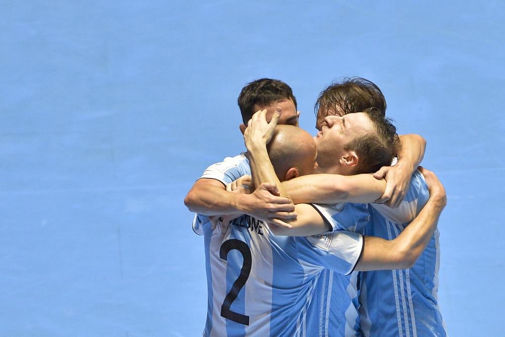 MarcosDavila27's tweet photo. ¡ARGENTINA🇦🇷 CAMPEÓN DEL MUNDO! El conjunto de @GiustozziDiego derrotó 5-4 a #Rusia🇷🇺 y logró hacer historia por primera vez en #Colombia2016. Gracias @canaldeportv por revivir estos hermosos momentos. No estoy llorando, se me metió un ‘argentina campeón’ en el ojo... 😂🔝🏆 https://t.co/aY8nH3duc3