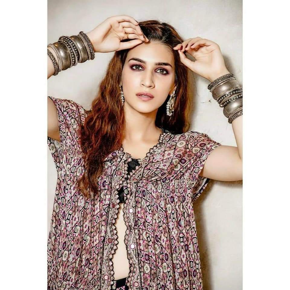 ShivaActress's tweet photo. #KritiSanon @AnilFapzForKaju @Heart_08less @todaystwiter @SissyYogi @agnisha12 @Anusha_122 @kajalsha56 @CJetex @rambabupenta69 @BachaShruti @parasocial2020 @reyPANDUga @PriyaJain_900 @BheeshmaTalks @WannaFollow @FapperzStop @Stark_revives_ @Tempt_ravi1 https://t.co/SjpoiXCnV3