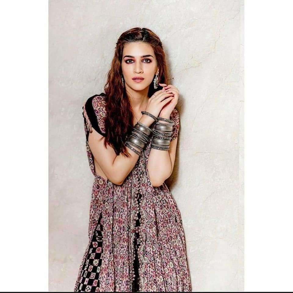 ShivaActress's tweet photo. #KritiSanon @AnilFapzForKaju @Heart_08less @todaystwiter @SissyYogi @agnisha12 @Anusha_122 @kajalsha56 @CJetex @rambabupenta69 @BachaShruti @parasocial2020 @reyPANDUga @PriyaJain_900 @BheeshmaTalks @WannaFollow @FapperzStop @Stark_revives_ @Tempt_ravi1 https://t.co/SjpoiXCnV3