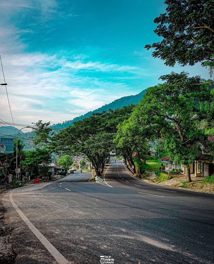 infobdg's tweet photo. Kanan : Garut
Kiri : Tasikmalaya

Taruwit di tim mana nih kalau mudik?

Foto : Instagram yusufcahyap
Lokasi : Nagreg https://t.co/TtWd2laL4Q