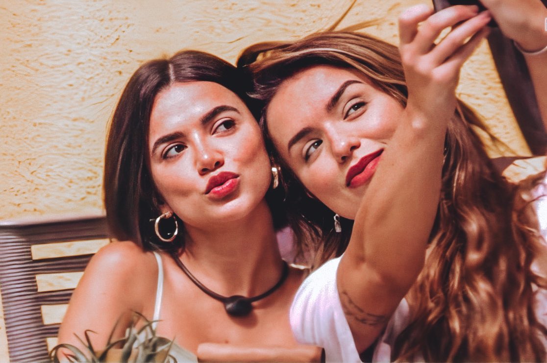 storyofmanu's tweet photo. ranu foi a amizade mais linda de todos os realitys. nunca brigavam, não falavam mal uma da outra, defendiam sempre a outra, tomavam as dores, não escondiam nada uma da outra, se entendiam e se protegiam. O maior prêmio pra elas foi essa amizade linda e verdadeira. REMEMBER RANU https://t.co/Ek98sHsXm6