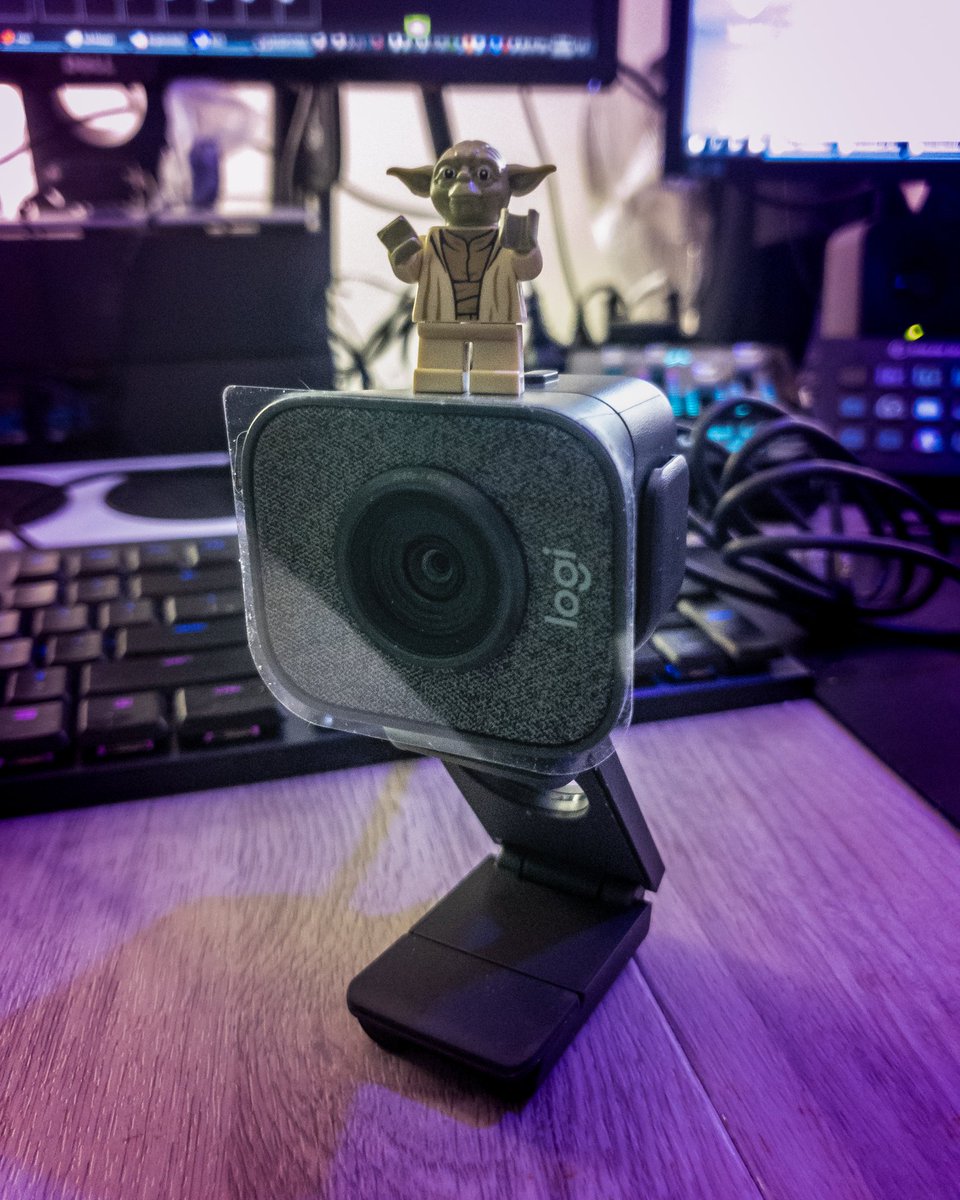 nohandsnoexcuse's tweet photo. This #streamcam is much bigger than I expected! It actually feels like a proper lens. Haven't used it yet but first impression is it's actually kind of cute, like that lampshade from Pixar 🤣 I feel like it needs a name looking like this! @LogitechG_ANZ #Logitechcapture https://t.co/GAiJaP3Zbm