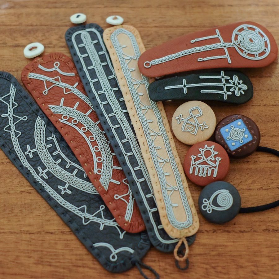 bigmaccer89's tweet photo. 北欧の北方民族「サーミ族」の錫糸刺繍で色々作ってベイスに置いてます。
各商品に添えられたサイコーの文章は妻が書いてくれているので、みんな読みに来てください。
https://t.co/tU24p7AfiE https://t.co/jhf1U6EfXZ