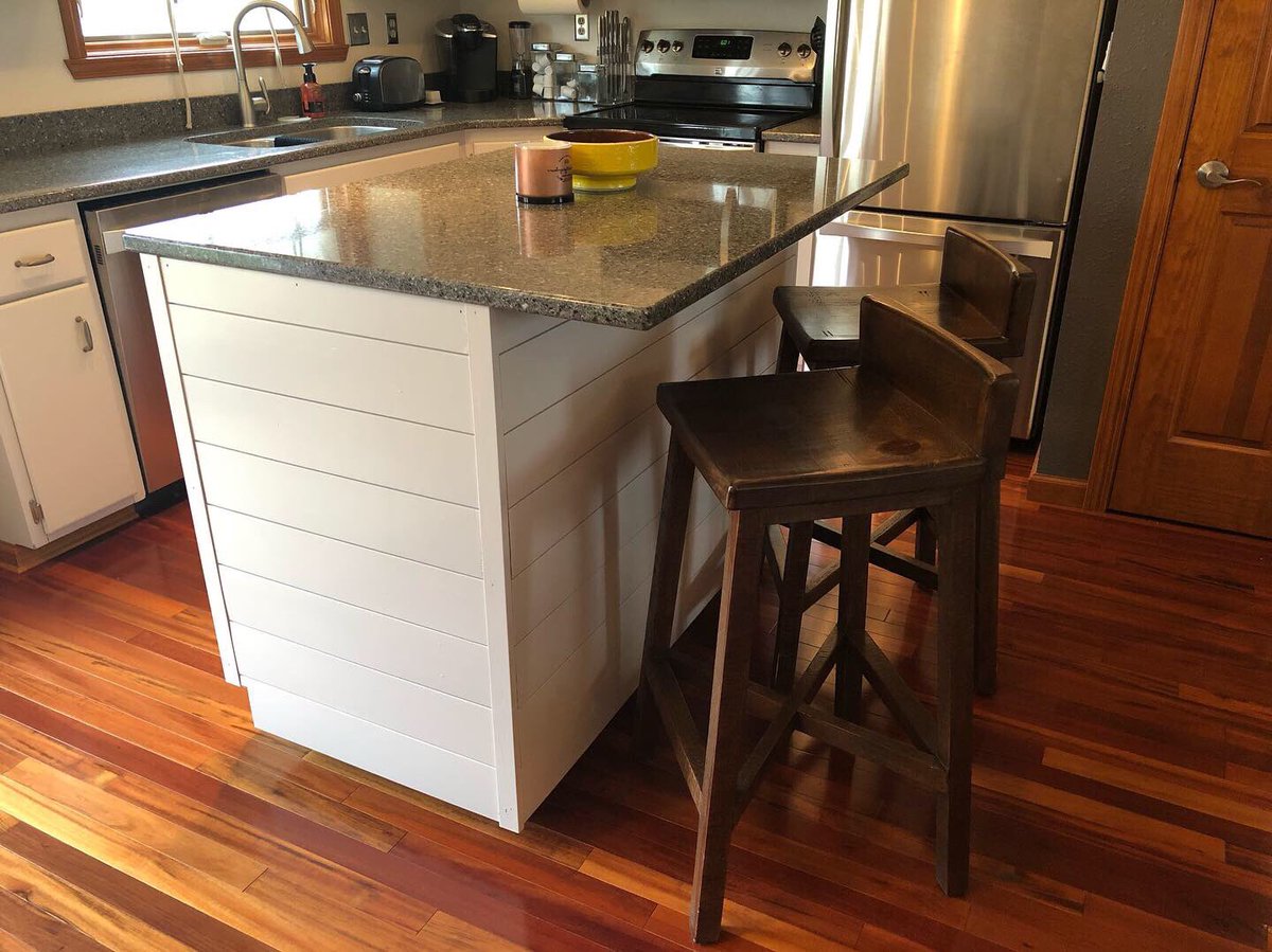 KelseyLee_45's tweet photo. COVID is still creating a lot of time for projects. Took the front entry from dull and dreary to bright and cheery! Continued the shiplap trend from the living room wall to the kitchen island! #diy #gettingprojectsdone #frontdoor #shiplap https://t.co/69l1N5WiHL