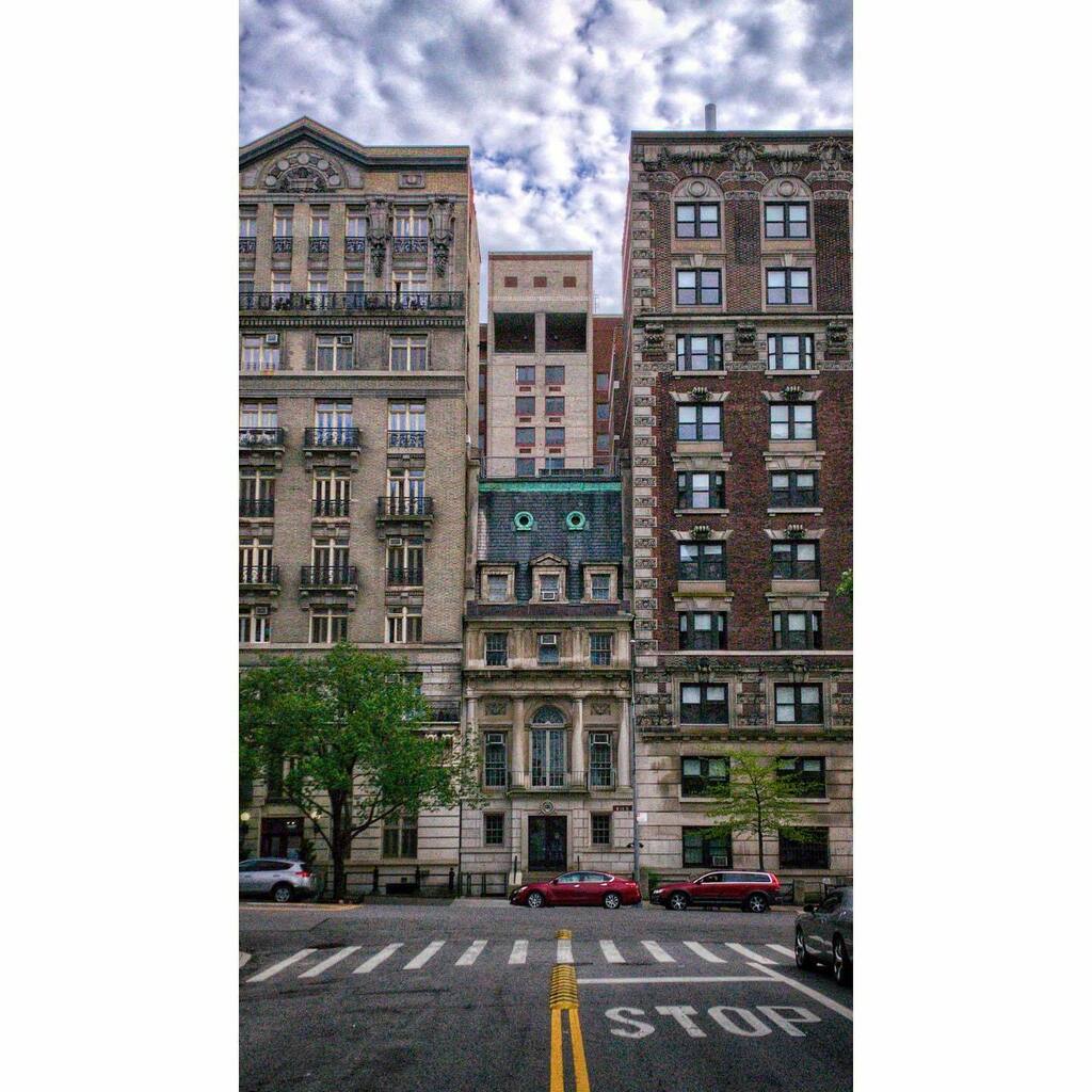 nytherapy's tweet photo. Tight Squeeze.
.
#columbia #columbiauniversity #116thstreet #morningsideheights #upperwestside #manhattan #newyorkcity #newyork #nyc #architecture #architecturephotography https://t.co/5pnf16kN4r https://t.co/zO6XBNMI0X