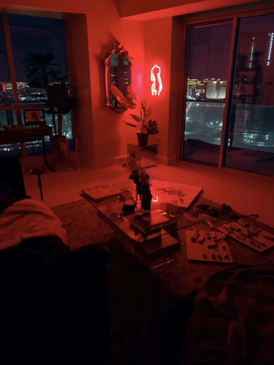 Alythuh's tweet photo. studio vibes 🌃 https://t.co/mYCsBdbFRW