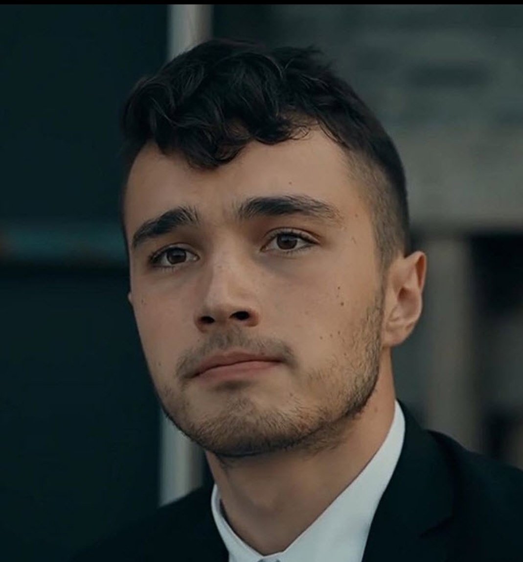 While akin was against y from the beginning and wanted To kill him in order To lead cukur,mikeal was with thomas,he was supportive and took care of his legal business,in season 5 Mikeal after losing a huge amount of money at wallstreet,lost Thomas confidence  #cukur  #EfYam ++