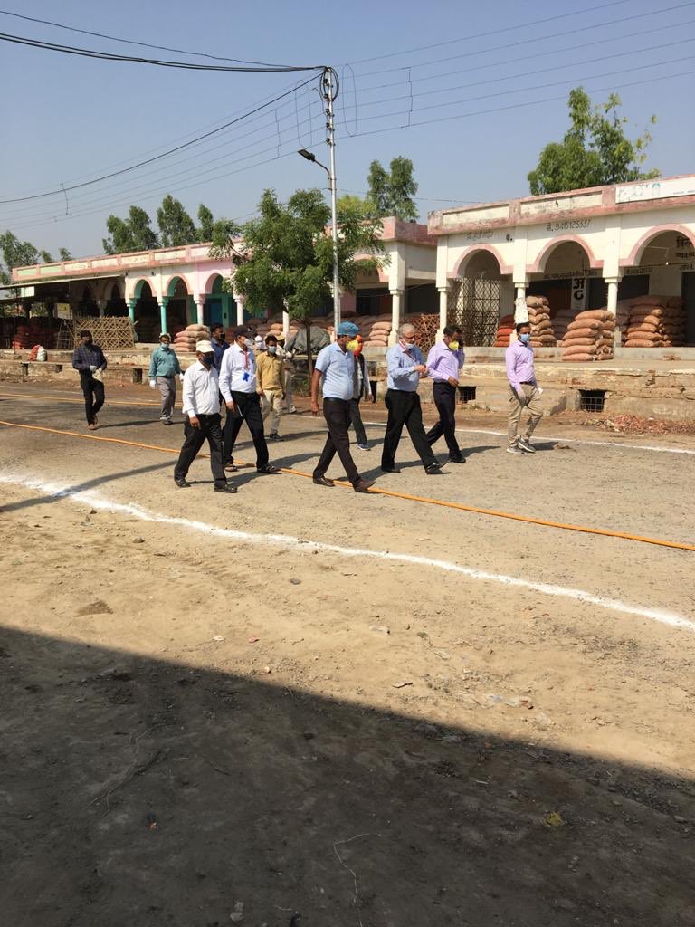 Inspection of Unnao Mandi by Principal Sec Agriculture on Sunday morning. <a href="/UPGovt/">Government of UP</a> @kisansewakendra