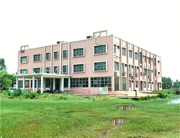 ShahAnsariLive's tweet photo. Ground Floor is used for hospital &amp; upper flr for #COVID19 Quarantine Centre @ #Konark . Common Stairs. a +ve case detected here yday. Is it permissible &amp; safe fr out &amp; indoor patients? @CMO_Odisha @HFWOdisha @SRC_Odisha @PradeepJenaIAS @nbdhal @nabadasjsg @MoSarakaar @5TsOdisha https://t.co/RIuZmHfNSF