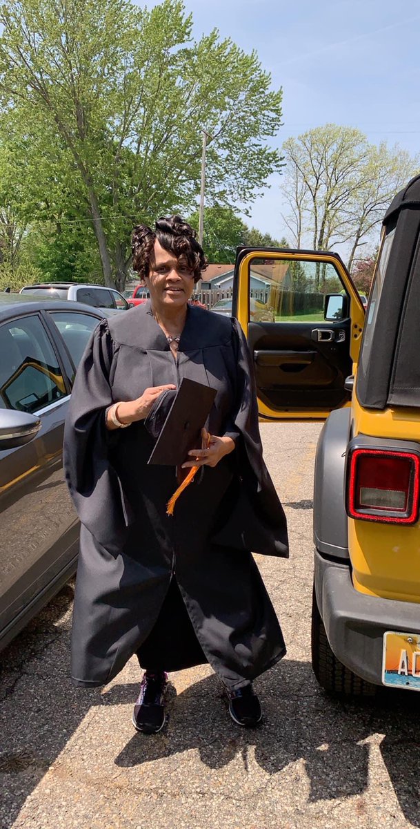 rronnilynn's tweet photo. Awwwww one year ago today my momma got her dual masters sooo proud of my queen #gomomma https://t.co/2sFqeGbCBY