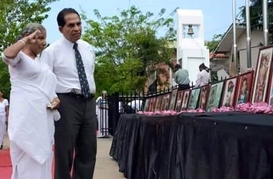 DSSC2008's tweet photo. මැයි 18 වෙනුවෙනි,
-----------------------
ඇය නමින් ප‍්‍රවීණ ගායිකා සුජාතා අත්තනායක.  විවාහ වෙන්නේ අධ්‍යාපන අධ්‍යක්ෂවරයකු වන නවරත්න අත්තනායක සමග. ඇයට නිරෝගී දක්ෂ පිරිමි දරුවන් තිදෙනෙකු ලැබුණා. ලොකු පුතා හේලි අත්තනායක. අද සැම්සුන් කොම්පැනියේ මෙහෙයුම් අධ්‍යක්ෂක. https://t.co/ZXraBXNC8j