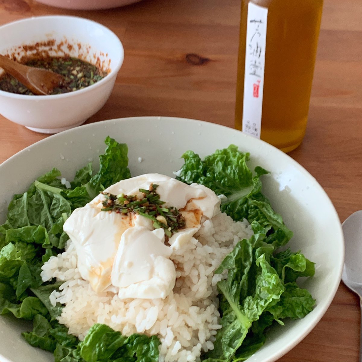 HaruVegan's tweet photo. 오늘의 초간단비건음식.
연두부밥입니다.🍚🥗
상추 씻어 찢고, 밥 덜고, 연두부 한팩 올리고, 양념장을 양껏 뿌려 비벼먹어요. 파릇파릇하고 단백질도 챙기는 것 같아 기���좋아요. 들기름이나 참기름 한바퀴두르면 맛도좋도 식물성지방도섭취하니까🙌🏻 달래장을 만드는법은 타래로..#나의비거니즘일기 https://t.co/MuuoEgtGTS