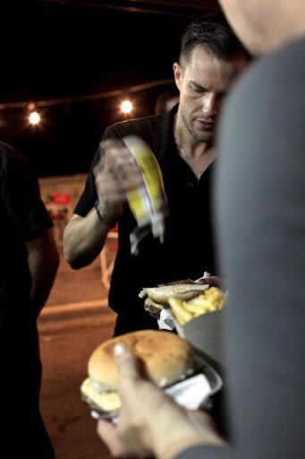 26. Brandon Flowers de The Killers comiendo un choripan en la costanera