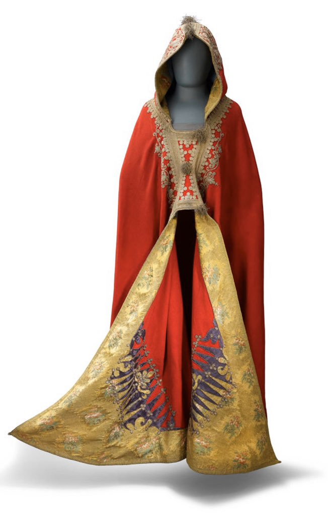 عباءة على الطراز المصري ارتداها نابليون في الليلة السابقة لمعركة واترلو. تم الاستيلاء عليها من قطار الأمتعة لنابليون بعد هزيمة الإمبراطور ، موجوده الآن في مجموعة الثقة الملكية في قلعة وندسور