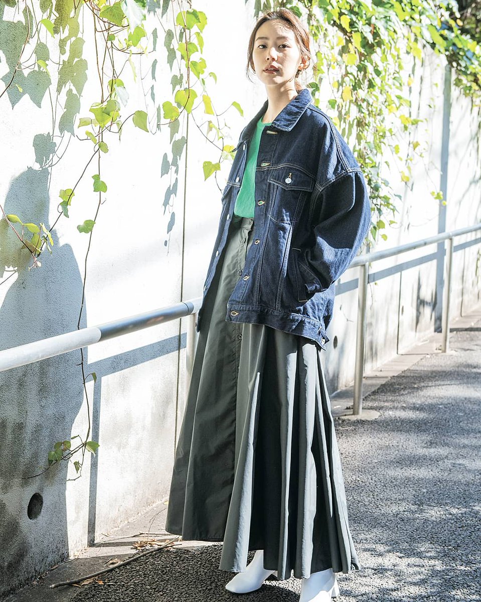 Gina Official ハンサム女子のためのスカート講座 今回はginaガール御用達ブランド Moussy デザイナーの佐々木志穂さん ロングスカートが好きで 形はフレアやマーメイドシルエット派 重く見えないようにバランスを工夫しています ワントーン