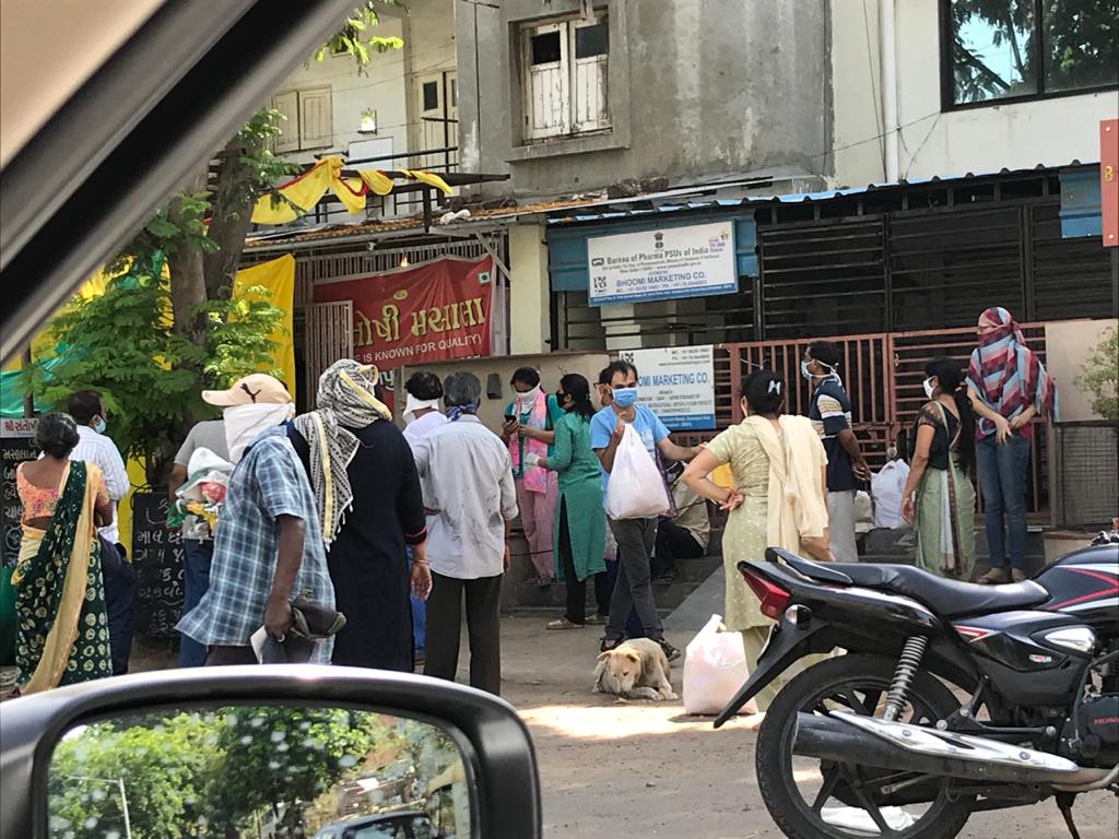 thinktank1925's tweet photo. Santoshi masala selling masala located at usmanpura crossroad near hyatt hotel ashram road ahmedabad is making mockery of lockdown by people in hundreds standing in line from as early as 2. 00 a.m in the morning till 5 p.m in the evening. No hygiene no social distancing and the https://t.co/plVMdvoN85