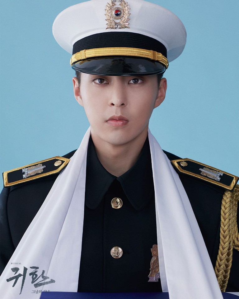 앙큼상큼겸둥깜찌기가 잘 자라주엇네요... 하 ... 시발 시우민 제복...? 돌겠다