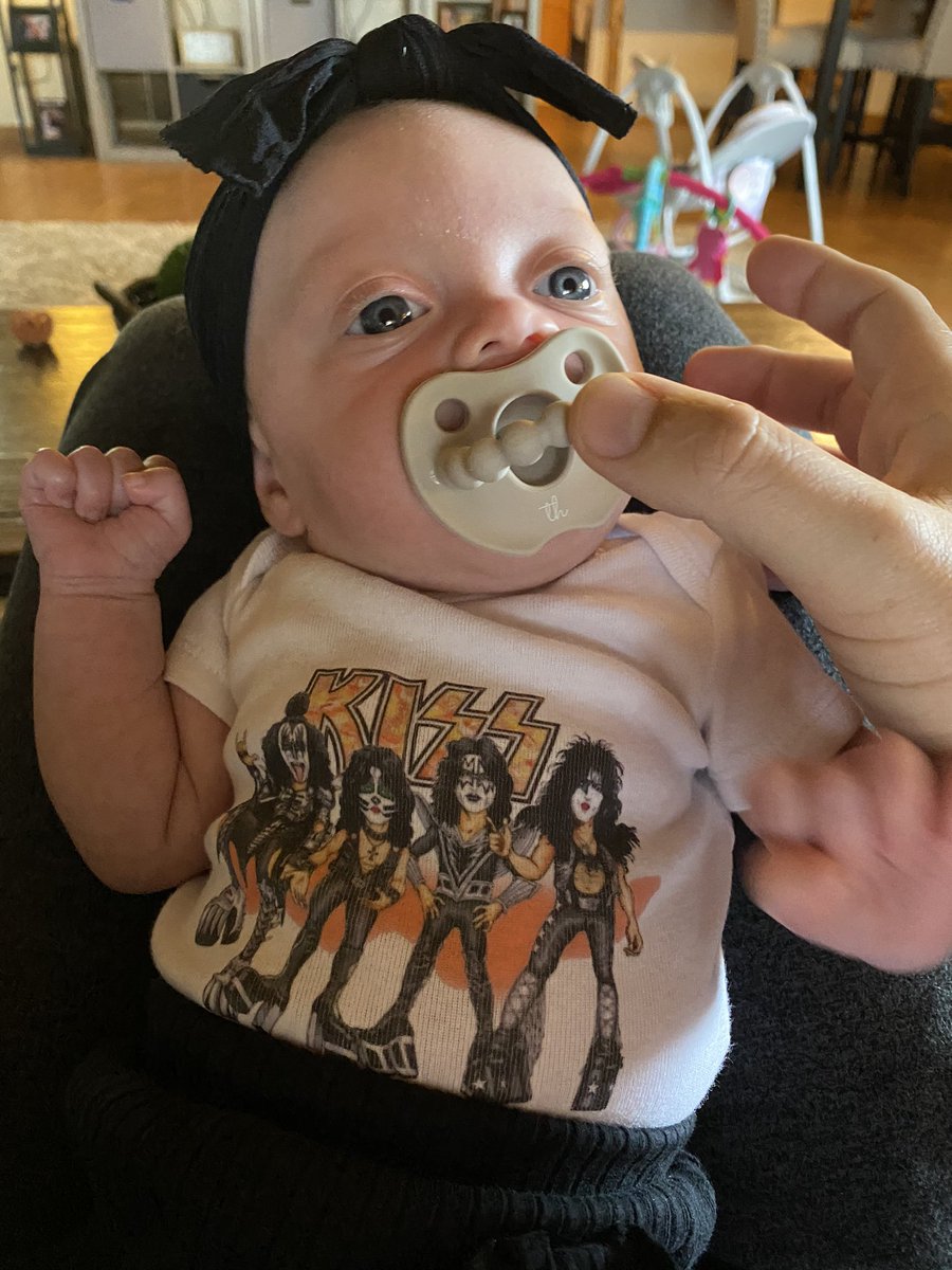 huffmask's tweet photo. @PaulStanleyLive @genesimmons @kiss @tommy_thayer my little kiss fan❤️ https://t.co/gkecdT2bks
