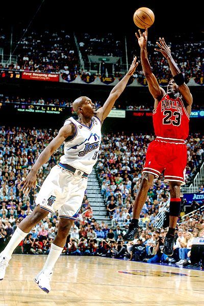 Alfabetisk orden grund håndtering The Charlotte Observer on Twitter: "Did Michael Jordan push off on Byron  Russell to hit the championship-winning shot of the NBA Finals?  @theobserver sportswriter Rick Bonnell offers thoughts #TheLastDance l # MichaelJordan l #