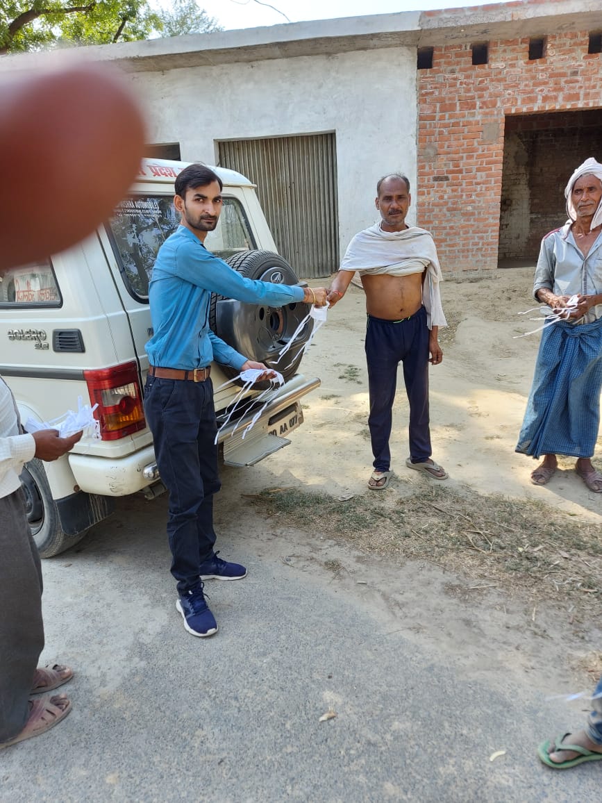 DproHardoi's tweet photo. हरदोई ब्लाक हरपालपुर की ग्राम पंचायत चंदा महमदपुर मे ग्रामीणों को  सोशल distancing का पालन करते  हुए मास्क वितरण  करते डी सी एस बी एम्   हुए l https://t.co/Cxiz3hwMBx