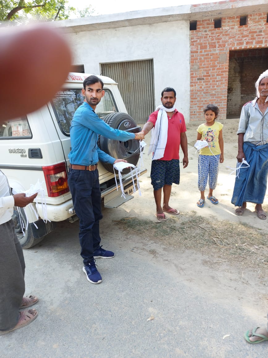 हरदोई ब्लाक हरपालपुर की ग्राम पंचायत चंदा महमदपुर मे ग्रामीणों को  सोशल distancing का पालन करते  हुए मास्क वितरण  करते डी सी एस बी एम्   हुए l